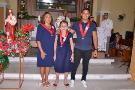 HOMENAGEADA NA MISSA DO APOSTOLADO DE ARAÚJO, DONA CHICUTA, QUE NA NOITE DO DIA 07/06/2024, CONTA COM SUA FILHA MARIA FERNANDES